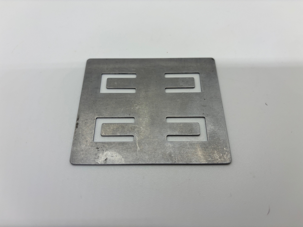 Dette er en helt flat trampeplateutløser som passer til Conibear / Belisle 120 feller. Trampeplaten er 6 cm bred og 7 cm lang. 